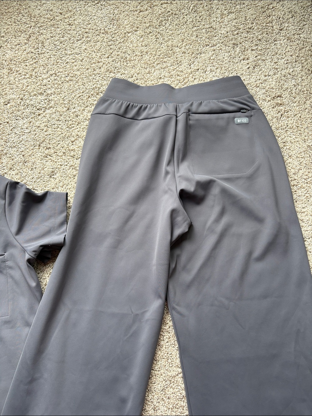Women’s FIGS Salina High-Rise Wide-Leg Scrub Trouser and Sona V-Neck Top - set - Picture 10 of 13
